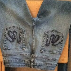 Low rise jeans with pocket embellishment